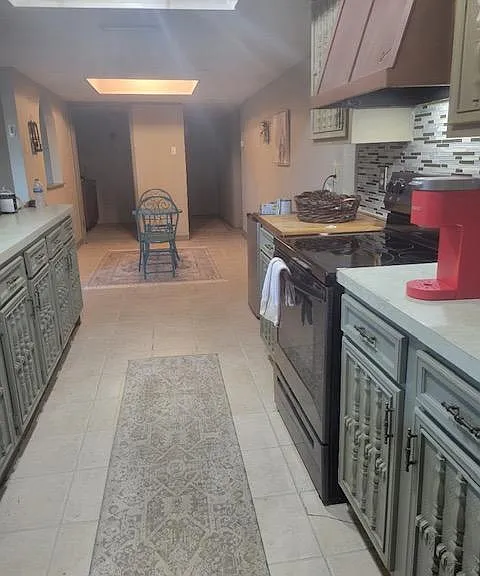 1835 Castille Dr — Photo 2
