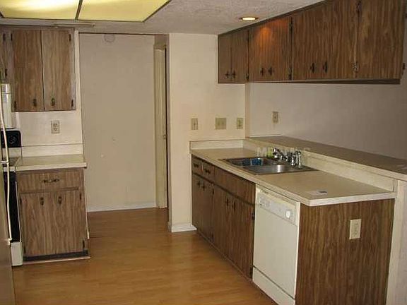 4th image of 3300 Parkway Pl