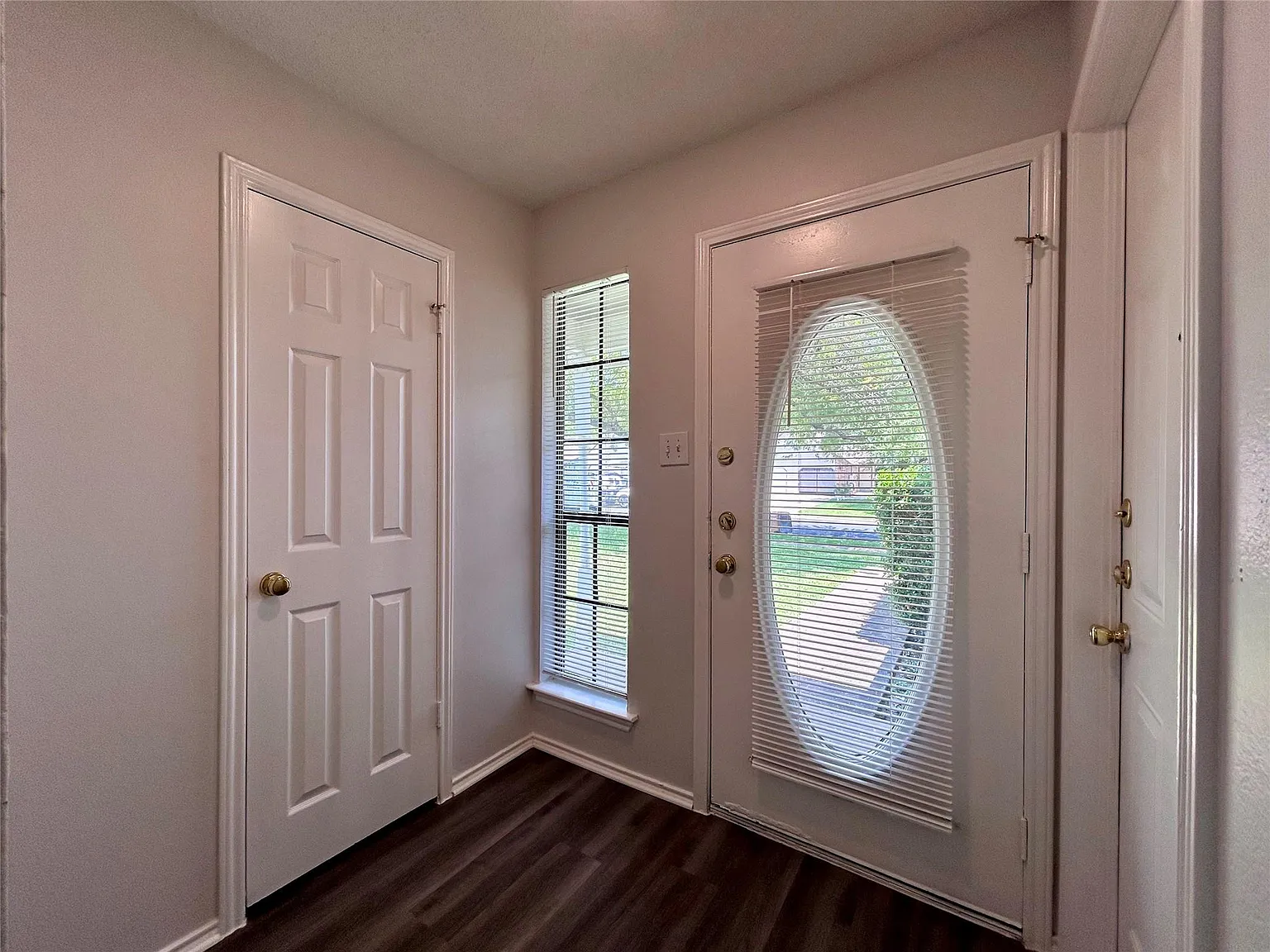2 bed, 2.0 bath, 1970 sqft, $1,550 — Photo 2