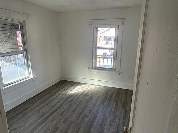 3rd image of 2516 Crescent Ave