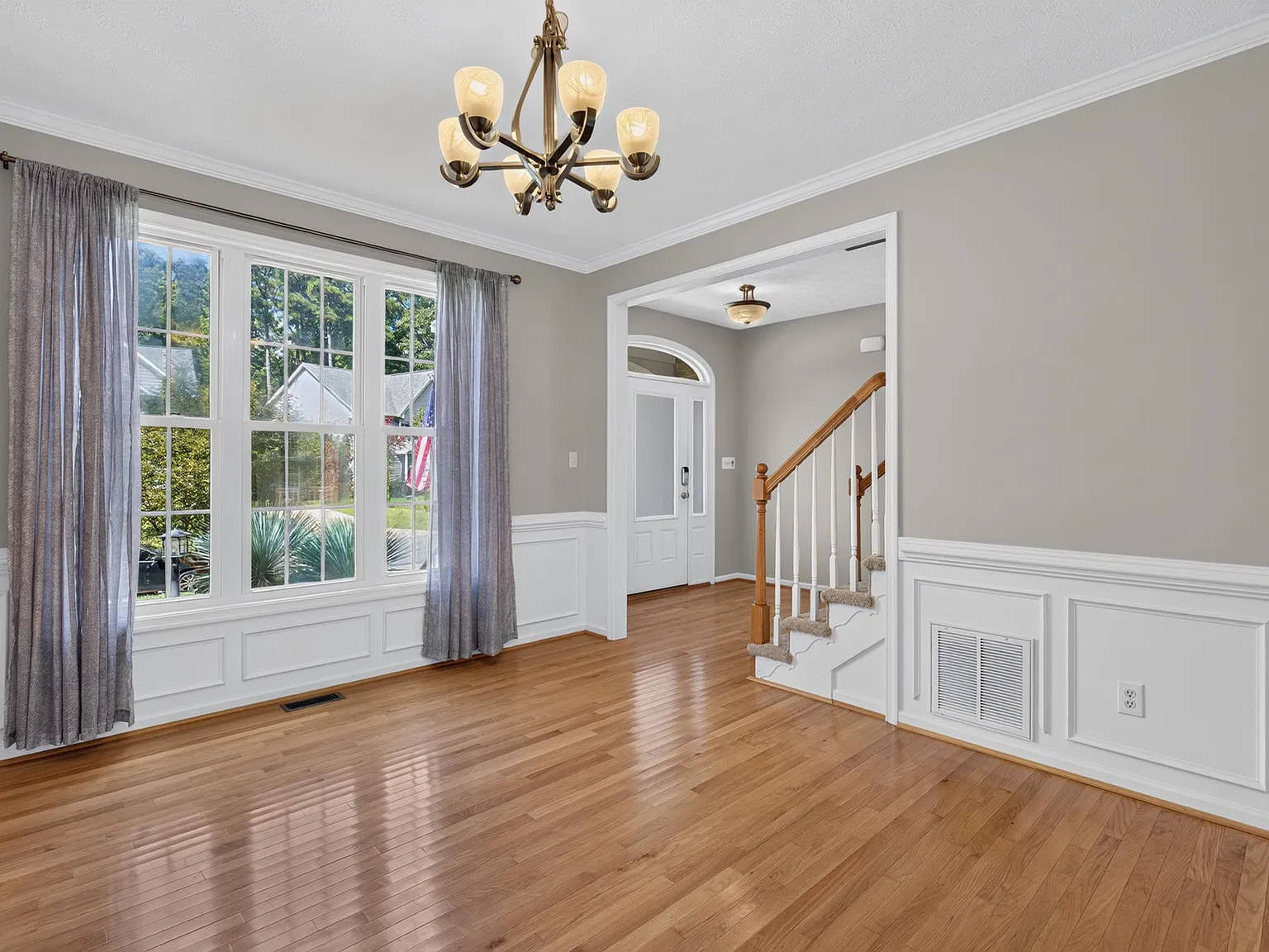 4 bed, 2.5 bath, 2550 sqft, $3,000 — Photo 4