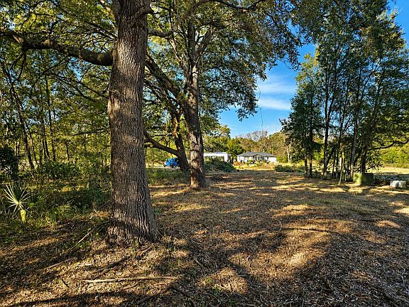 4th image of 2033 Holly Creek Rd