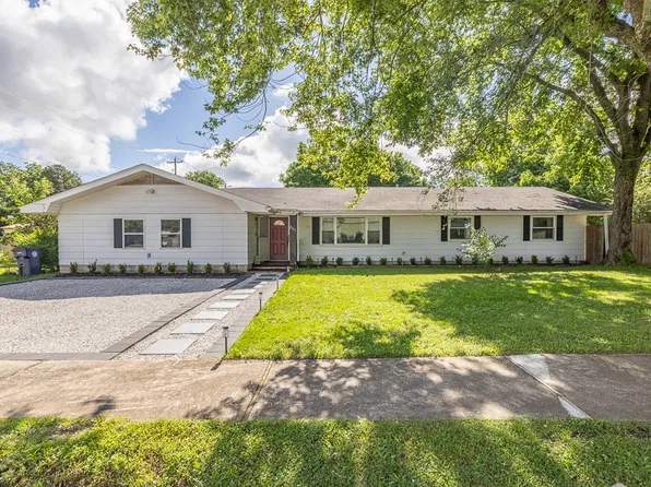 203 S Neal St, Prairie Grove, AR 72753