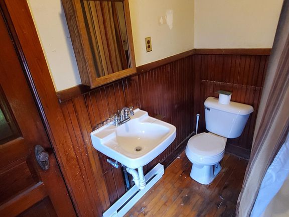 Bathroom with tub/shower