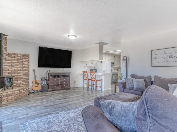 428 N Western Ave, Waterford, CA 95386