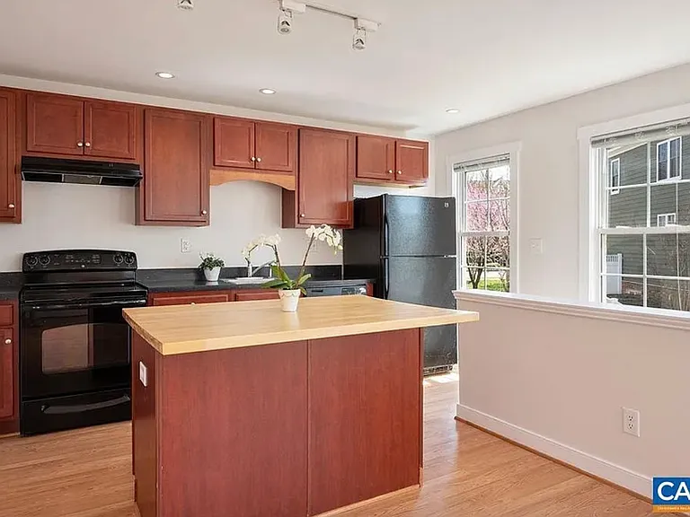 106 Colvin Aly #1 — Photo 3