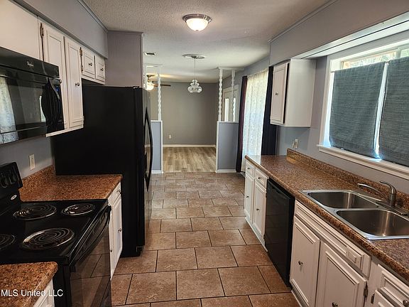 5th image of 1643 Mary Ann Dr