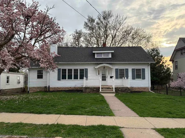 1215 Mount Pleasant St, Dubuque, IA 52001