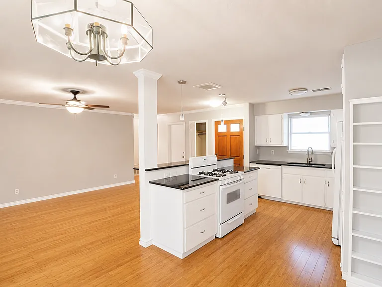 5201 Hedgewood Dr — Photo 2