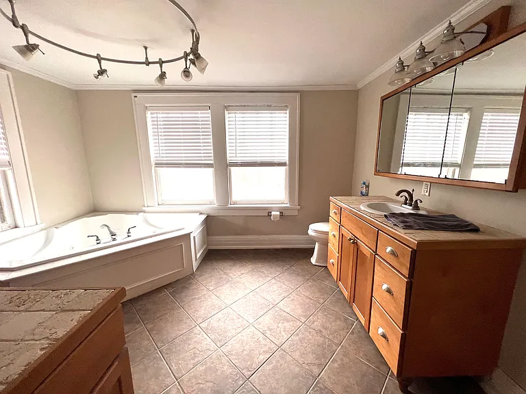 Primary bedroom en-suite