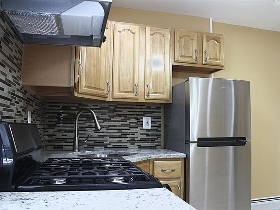 2nd image of 907 17th St #1