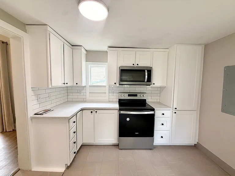 460 W 4th St — Photo 14