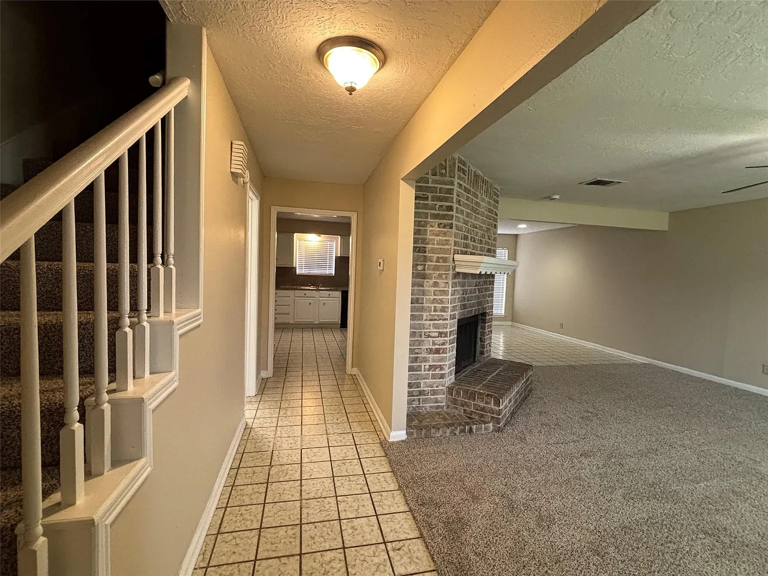 3 bed, 2.0 bath, 1613 sqft, $1,599 — Photo 2