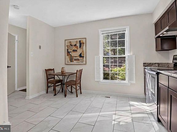 5th image of 2155 Pond View Ct
