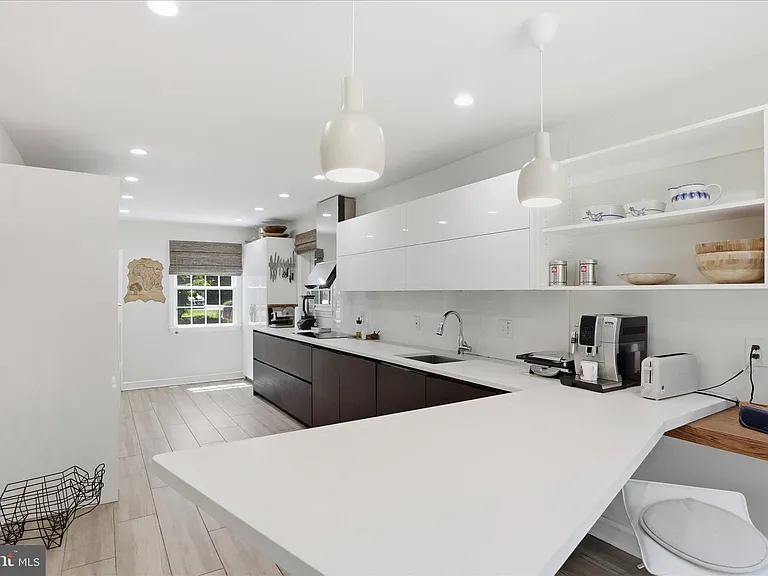 3221 Coquelin Ter — Photo 15