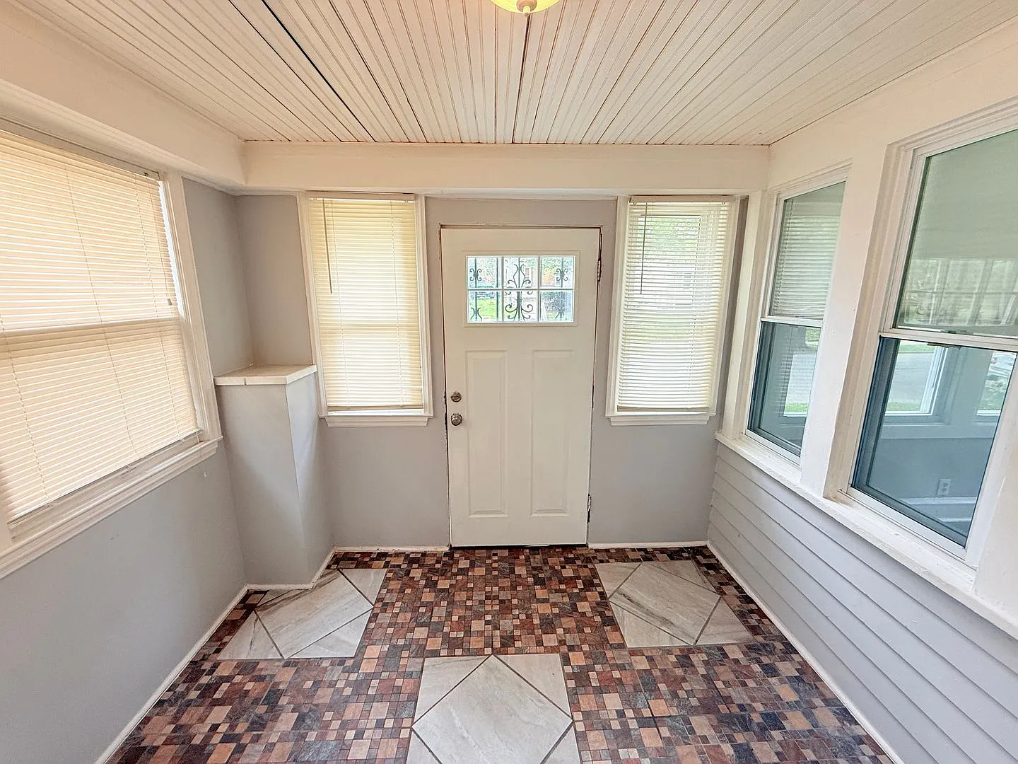 3 bed, 1.0 bath, 1224 sqft, $1,498 — Photo 2