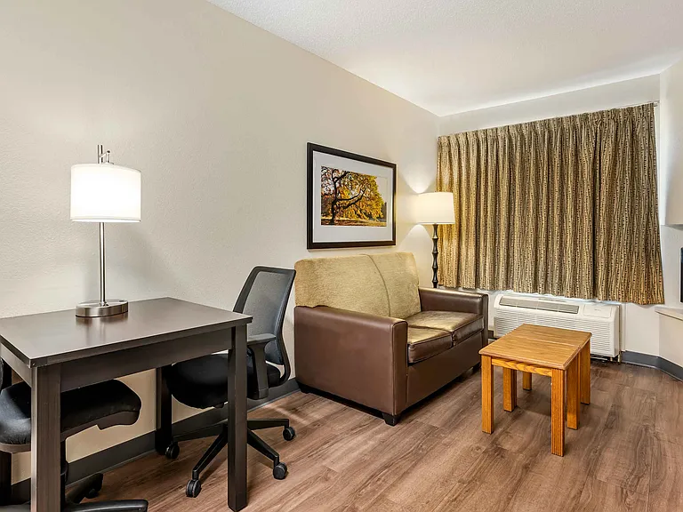 1 Bedroom Suite - 1 Queen Bed