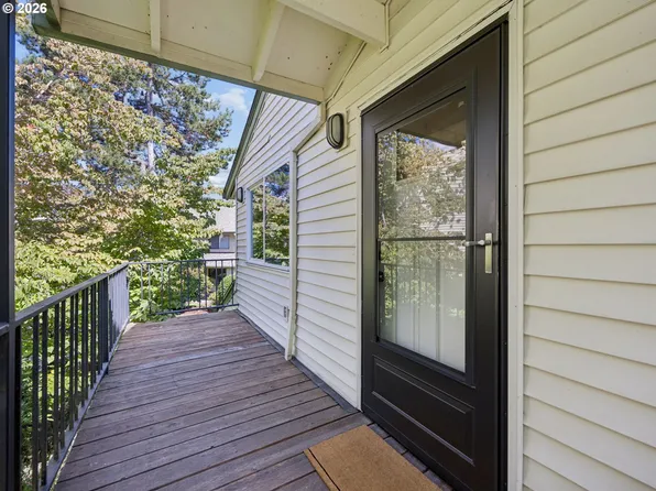 631 N Hayden Bay Dr, Portland, OR 97217
