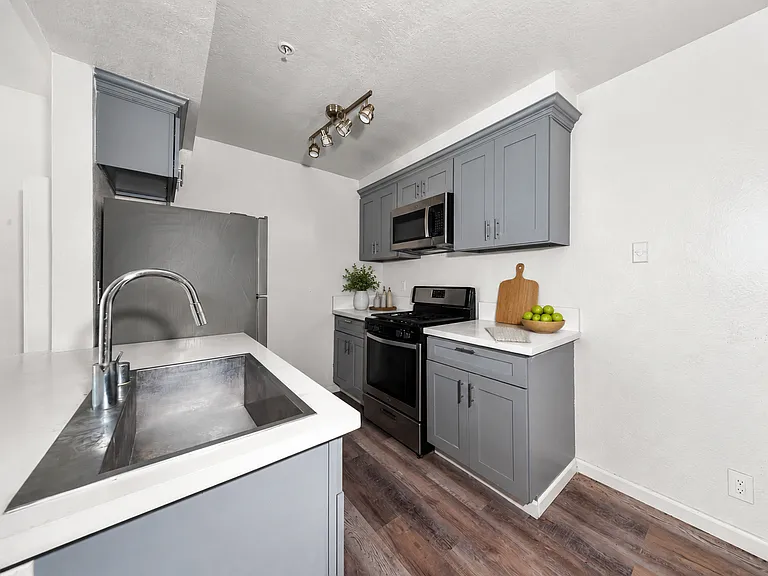 12914 Doty Ave — Photo 7