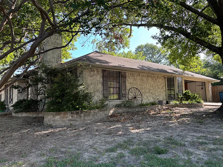 Corner View/Shaded Front Yard