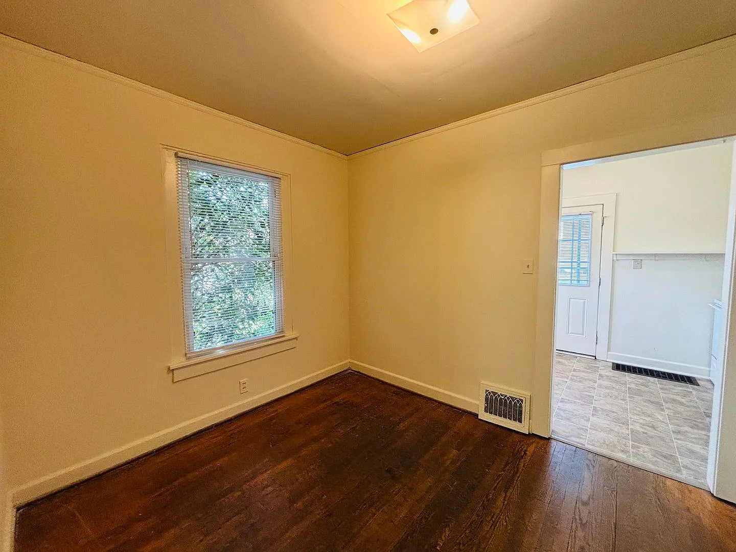 2 Bedroom 1 Bath Duplex — Photo 4
