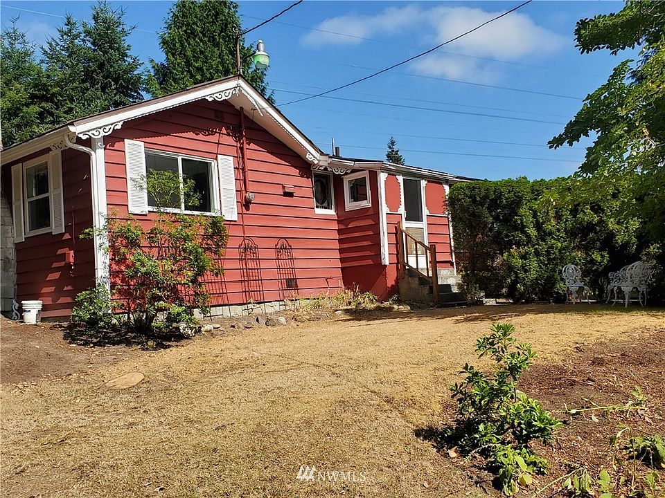 Charming home, this is the back of house used as the main entrance
