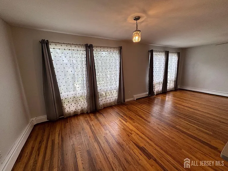 1038 Kingsland Ln — Photo 7