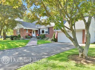 10 Hawthorne Dr, New Rochelle, NY 10801