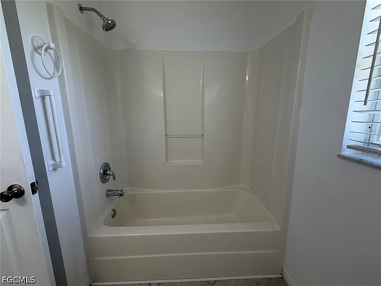 1424 NE 13th Pl — Photo 23