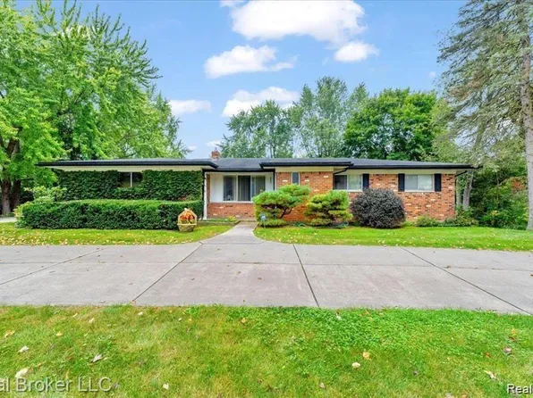 6083 Waldon Rd, Clarkston, MI 48346