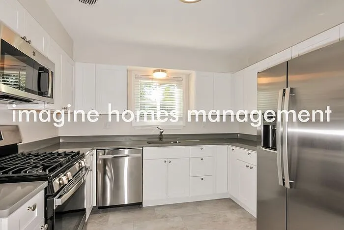 3 bed, 1.0 bath, 1008 sqft, $1,979 — Photo 4