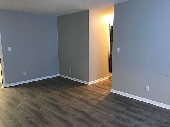4th image of 133 Imperial Ct #2D