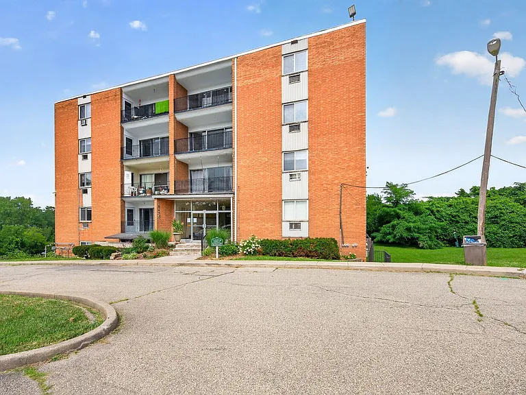 Beechmont Towers — Photo 88