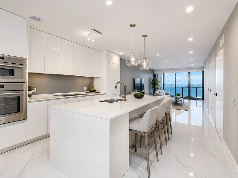700 NE 24th St #11 — Photo 4