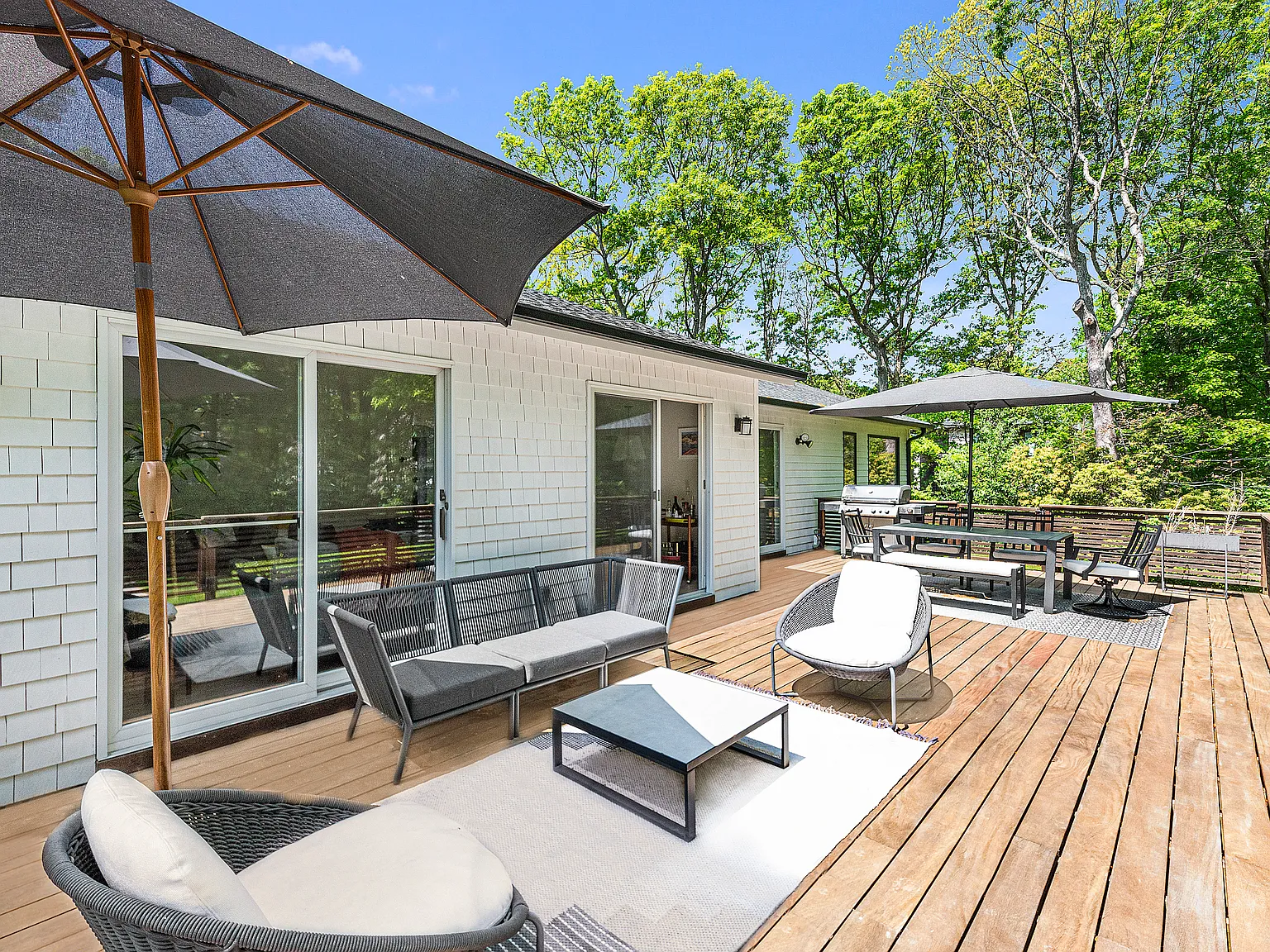 Stylish Contemporary with Pool in Waterfront Community — Photo 4