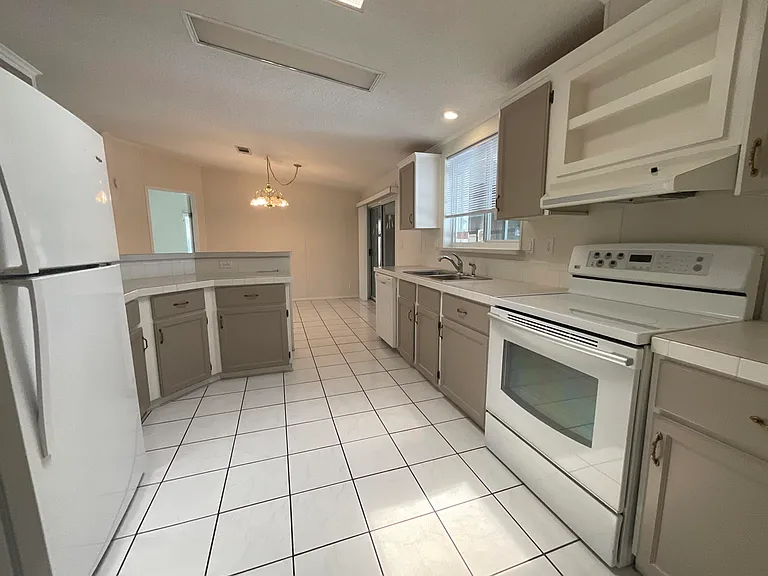 827 Sunglow St — Photo 5