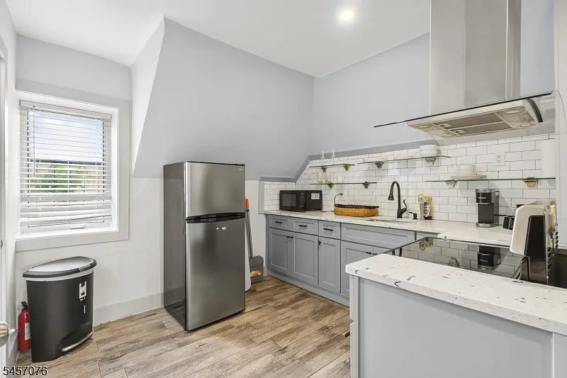 2 bed, 1.0 bath, $1,350 — Photo 2