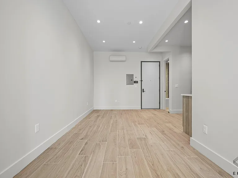 1118 Rogers Ave #3L — Photo 4
