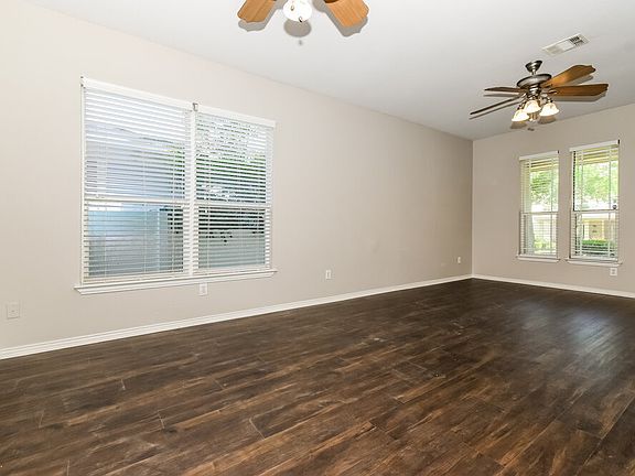 5th image of 1116 Oakcrest Dr