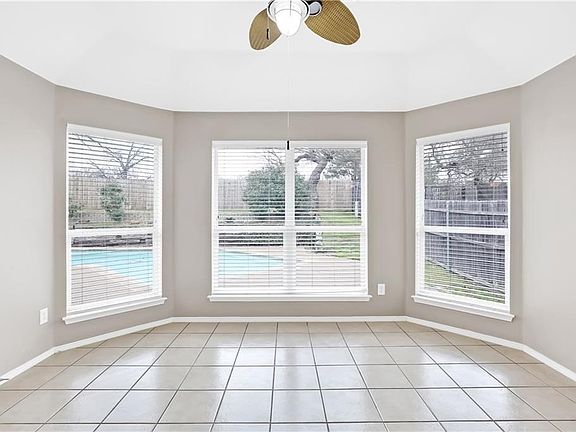4th image of 1004 Hidden Oaks Dr
