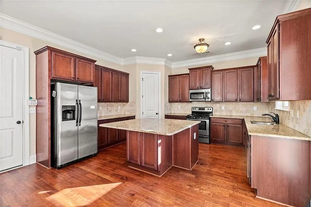 4 bed, 2836 sqft, $2,600 — Photo 4