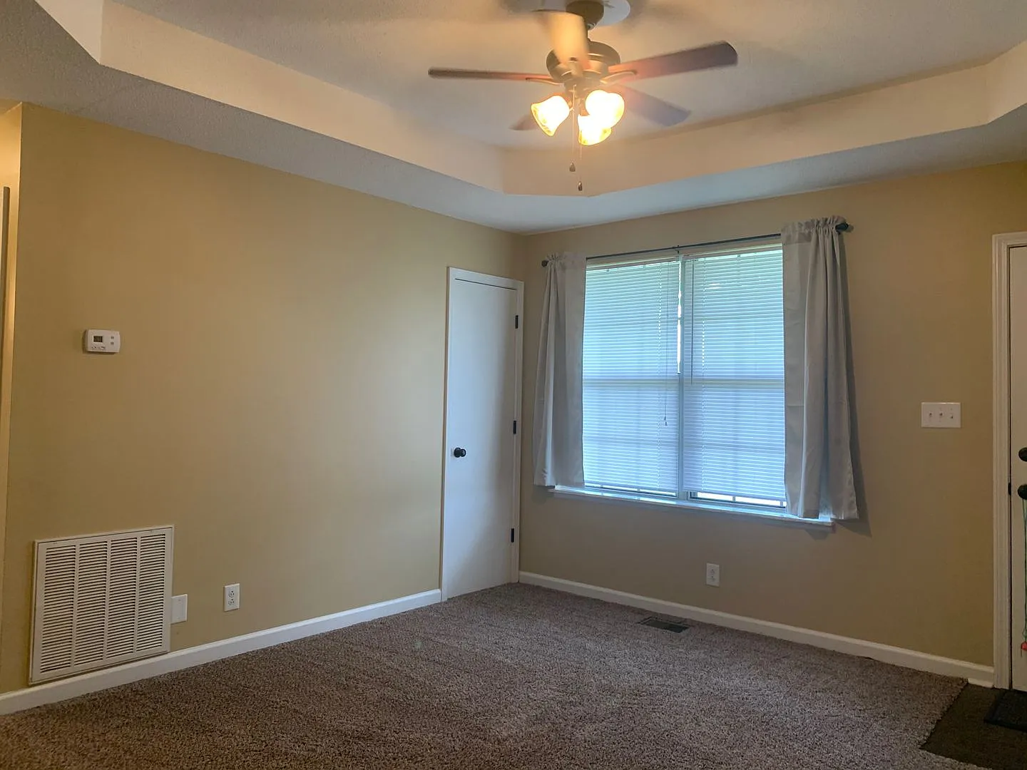 Conveniently Located! Cute home with 3 bedrooms and 2 baths. — Photo 2
