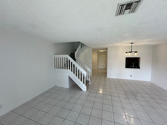 4th image of 3733 Carambola Cir N