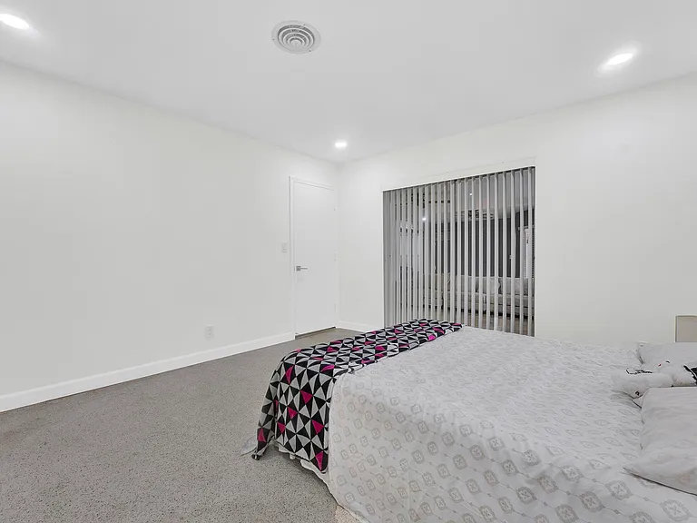5921 NE 15th Ave — Photo 15