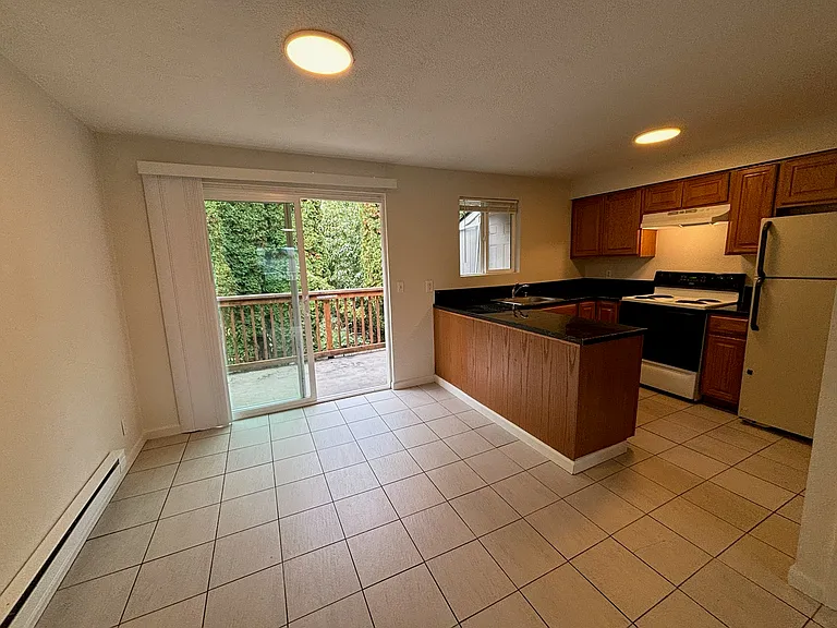 210 Chicago Blvd S #B — Photo 3
