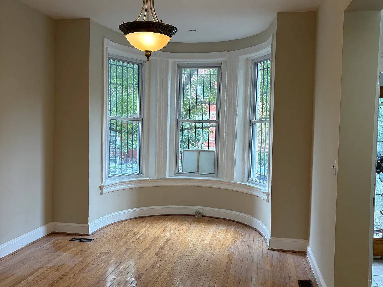 5 bed, 2500 sqft, $5,795 — Photo 2