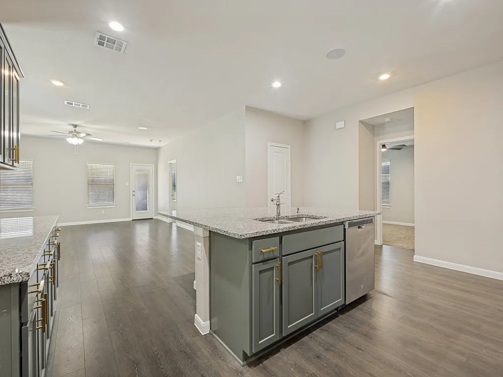 4 bed, 2014 sqft, $2,100 — Photo 2