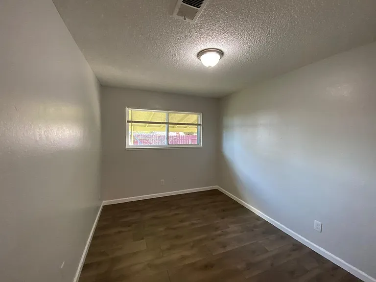 2059 Robin Dr — Photo 16