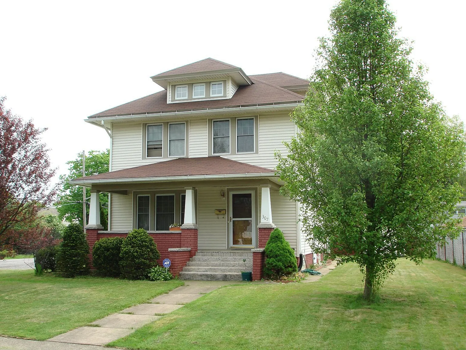307 Belvedere Ave SE photo 1
