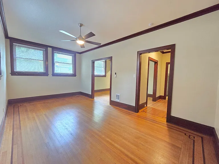 Knickerbocker Apartments — Photo 36